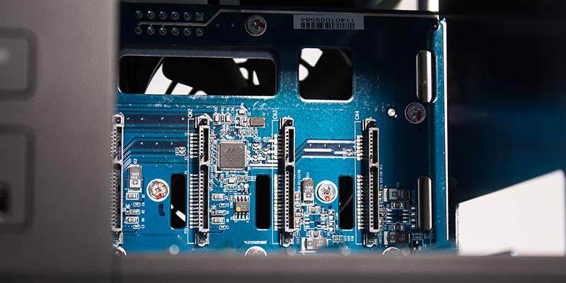 Conexiones sata internas QNAP_TS-469 Pro43