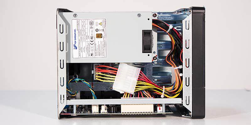 Parte superior interna QNAP_TS-469 Pro45