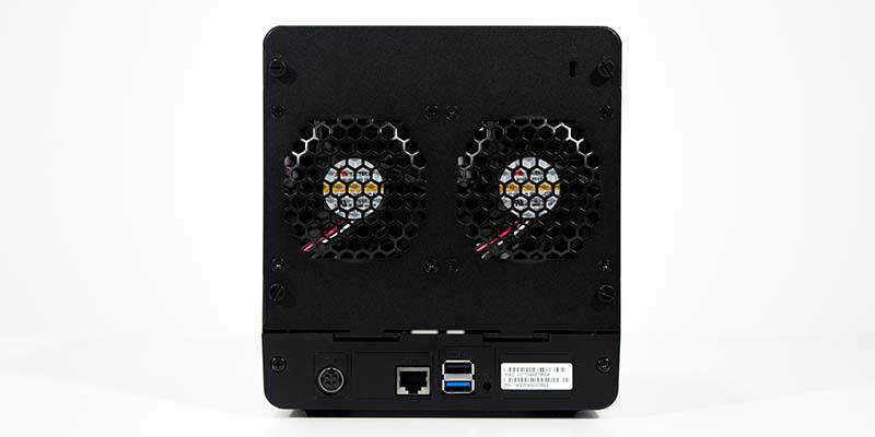 Review Synology DS414j Trasera