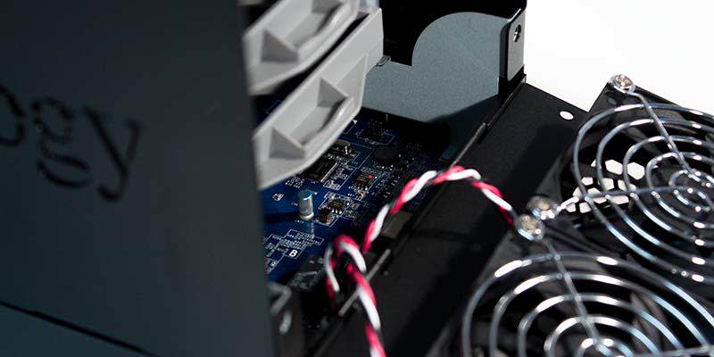 Review Synology DS414j Interior detalle 1