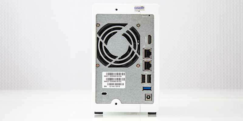 QNAP TS-251 trasera