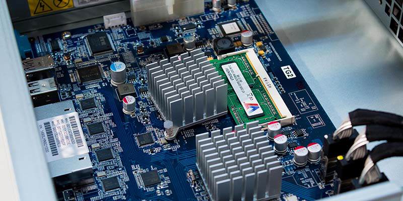 Synology RS2414+ detalle interno del hardware