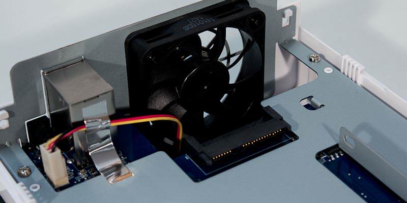 Vista interna del Synology DS115j Ventilador