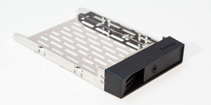 Synology RS814+ Bandeja