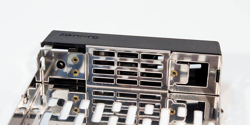 Synology RS814+ Bandeja detalle