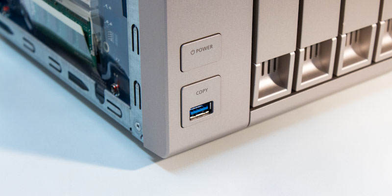QNAP TVS-461 Puerto USB Frontal