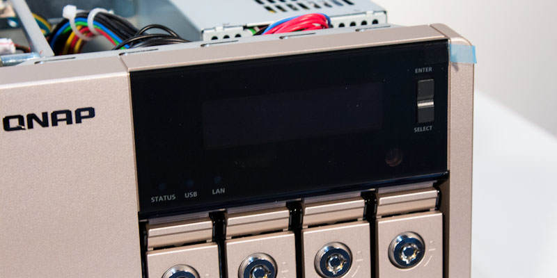 QNAP TVS-461 Pantalla de estado frontal