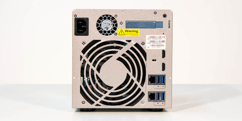 QNAP TVS-461 parte trasera