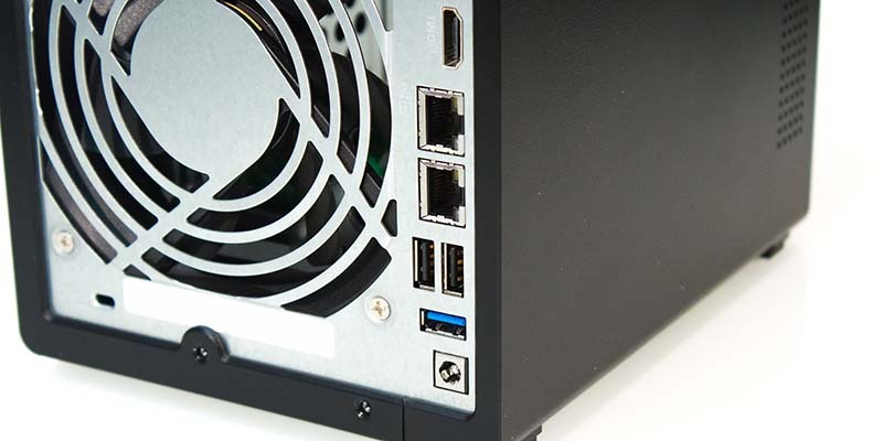 parte trasera Servidor NAS QNAP