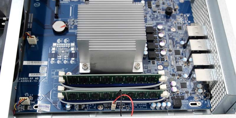 Review QNAP TVS-1271U-RP.Imagen fija043 copy