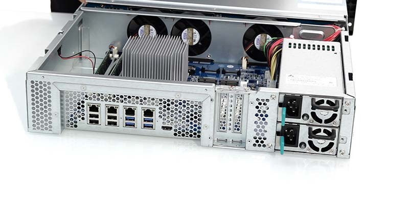 Review QNAP TVS-1271U-RP.Imagen fija046 copy